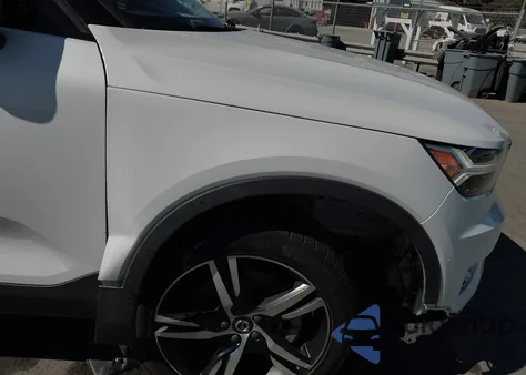 2021 Volvo Xc40 T5 R-Design z USA, uszkodzony, nr VIN YV4162UM1M2404976